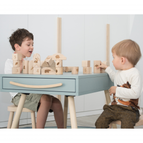 Transformuojamas baldas 2in1: vaikiškas staliukas + komodėlė